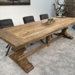 Klostertisch aus Massivholz mit rusikaler Tischplatte