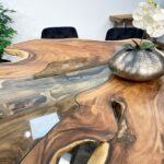 Ungewöhnlicher Esstisch aus Holz
