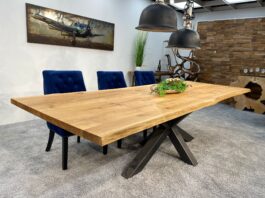 Table en chêne avec bord brut et piètement en acier brut Table en chêne avec bord brut