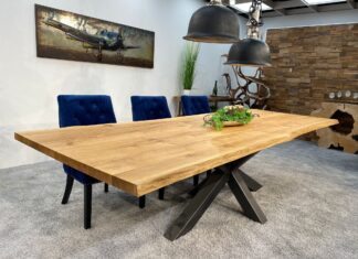 Eichentisch mit Baumkante und Tischgestell aus Rohstahl Eichentisch mit Baumkante