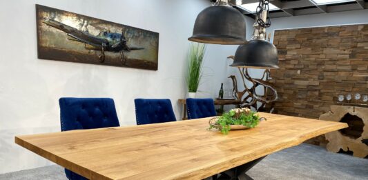 Table en chêne avec bord brut et piètement en acier brut Table en chêne avec bord brut