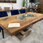 Holz Esstisch mit rustikaler Tischplatte