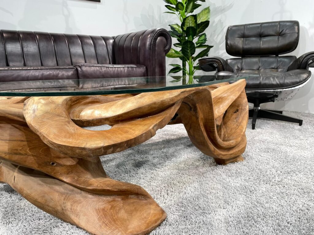 Couchtisch aus Holz von Hand geschnitzt