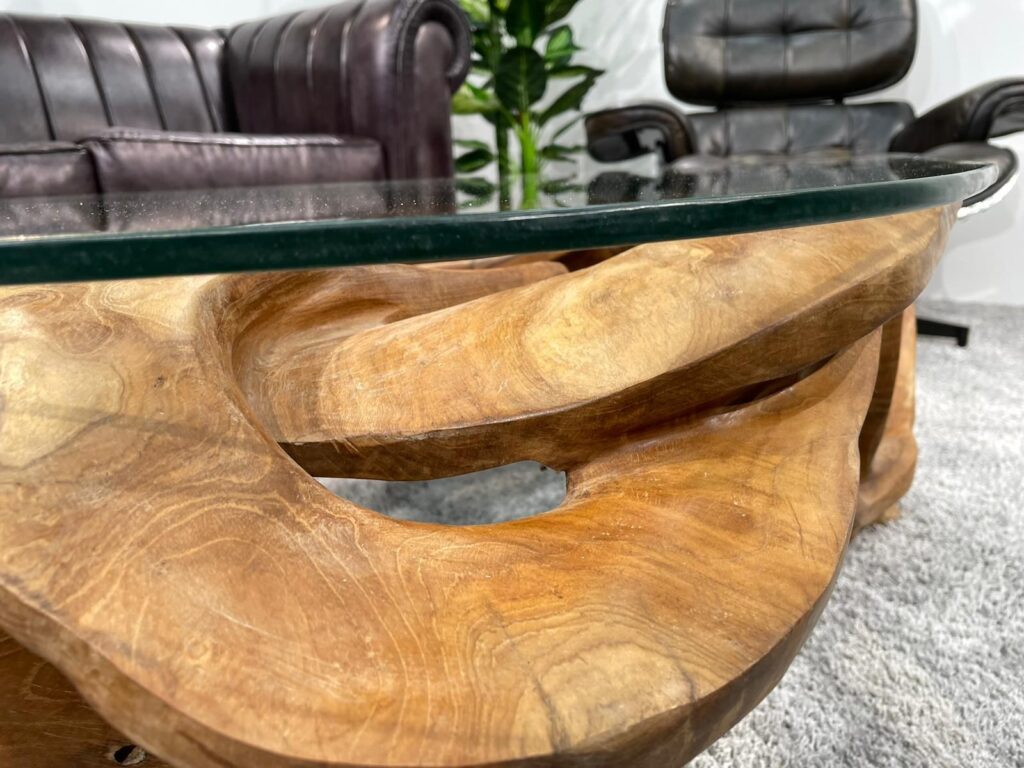 Geschnitzter Couchtisch aus Holz