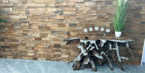 Sideboard aus einer Baumwurzel vor Wandverkleidung aus recyceltem Holz