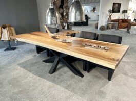 Massiver Baumstammtisch aus Suar Baumstammtisch Suar