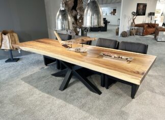 Massiver Baumstammtisch aus Suar Baumstammtisch Suar