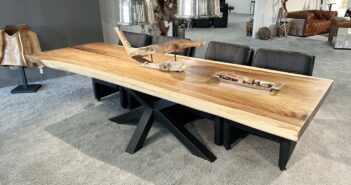 Massiver Baumstammtisch aus Suar Baumstammtisch Suar