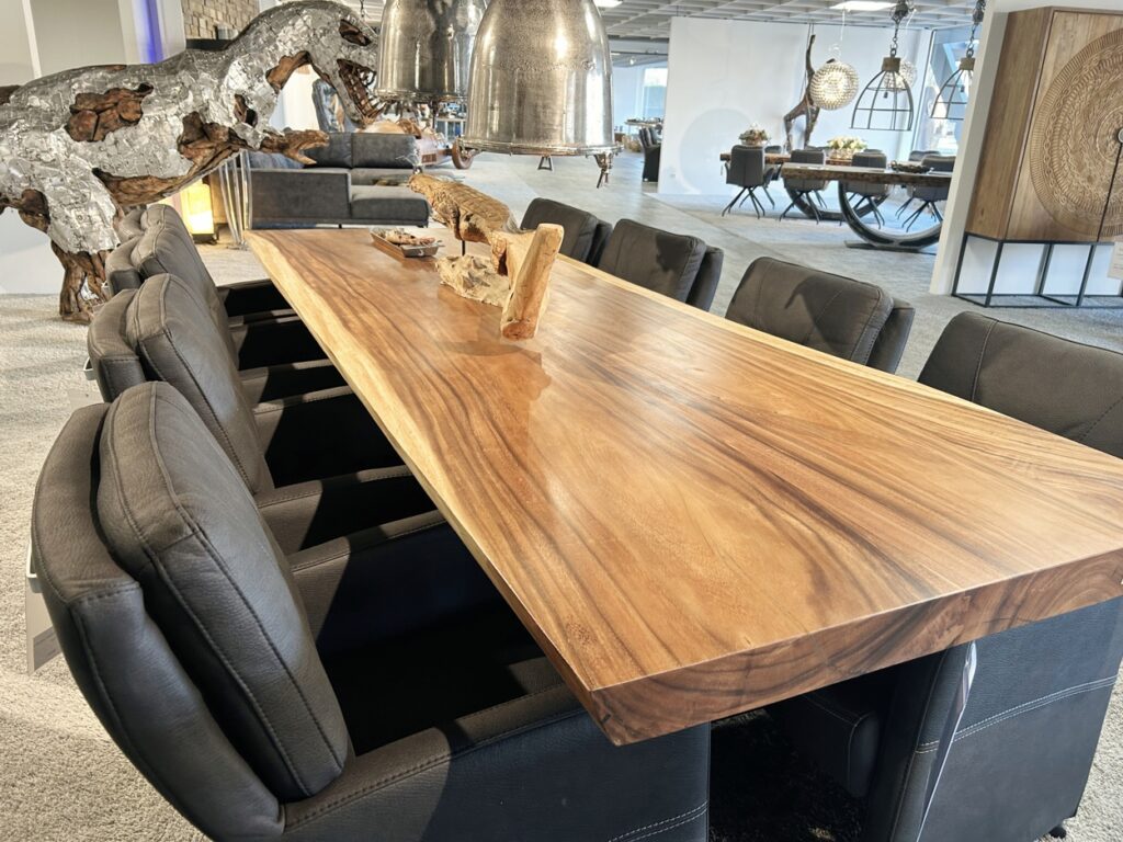 Massiver Baumstammtisch aus Suar Esstisch aus einem Baumstamm
