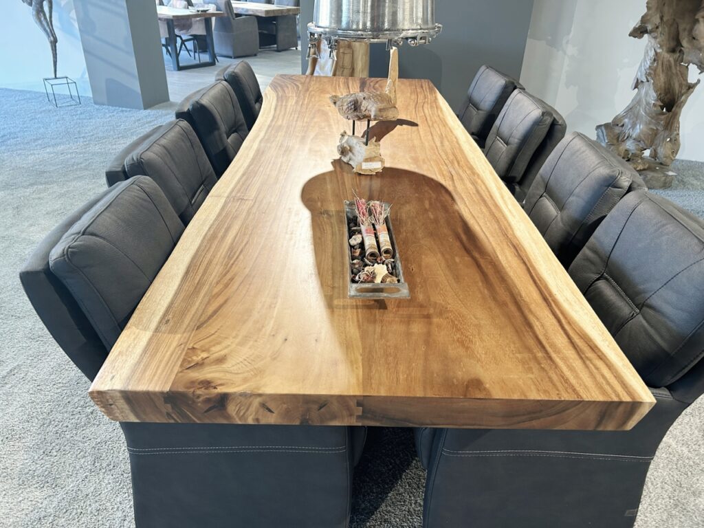 Massiver Baumstammtisch aus Suar Esszimmertisch Baumstammtisch