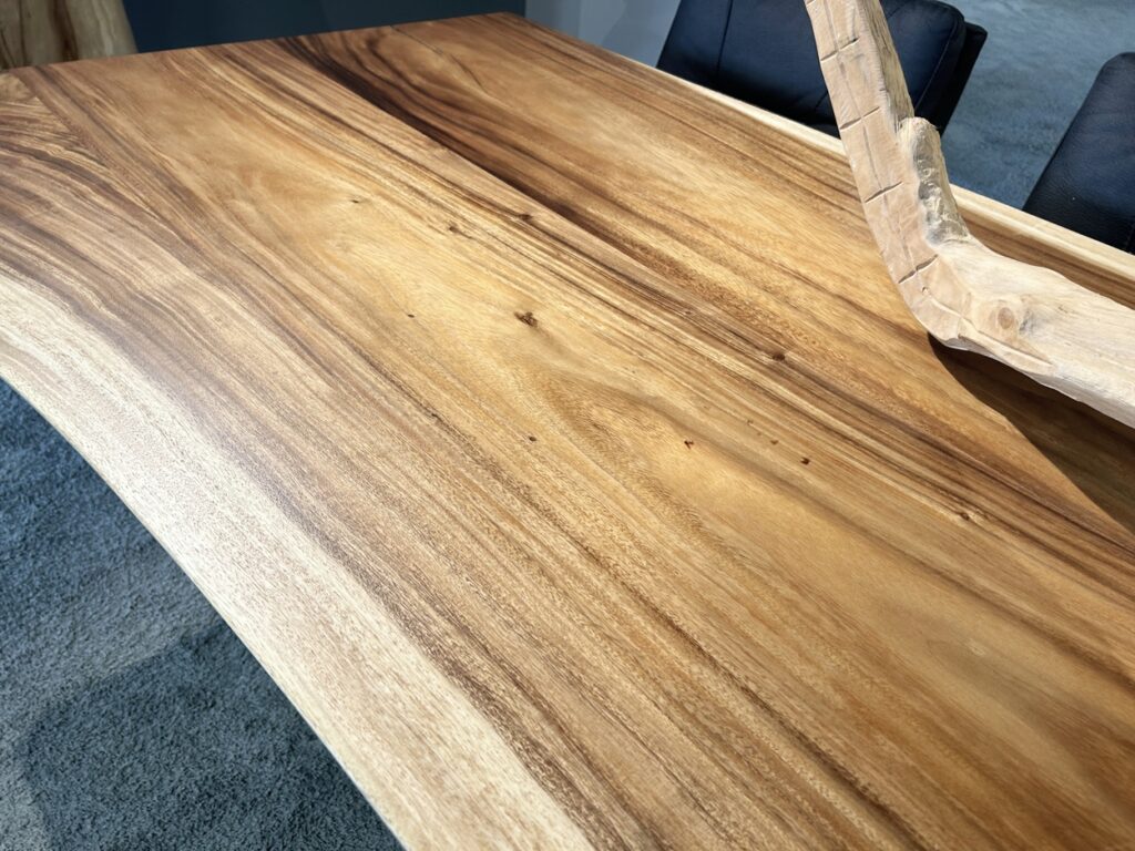 Massiver Baumstammtisch aus Suar Holzstruktur Baumstamm
