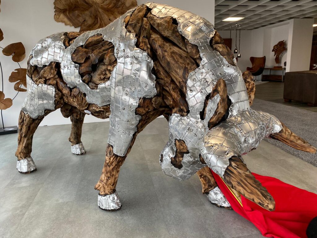 Einzigartige Holzmöbel von "Der Tischonkel" Holzskulptur Design Deko Stierskulptur