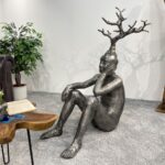 Metallskulptur Sitzender Mann Design