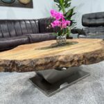 Holztisch mit Baumkante