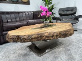 Table en bois avec bord brut