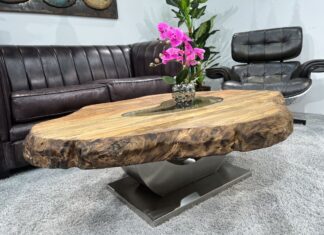 Holztisch mit Baumkante