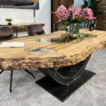 Massivholztisch aus Altholz mit Baumkante