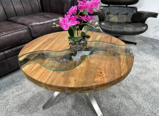 Runde Couchtische aus recyceltem Altholz