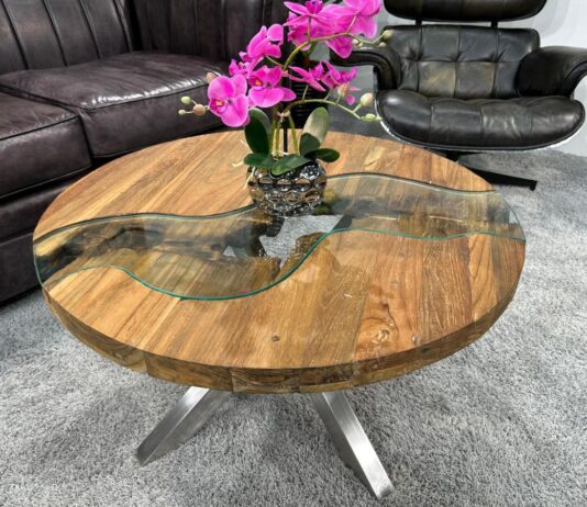 Runde Couchtische aus recyceltem Altholz