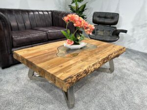 Holztisch mit Baumkante Couchtisch Eos