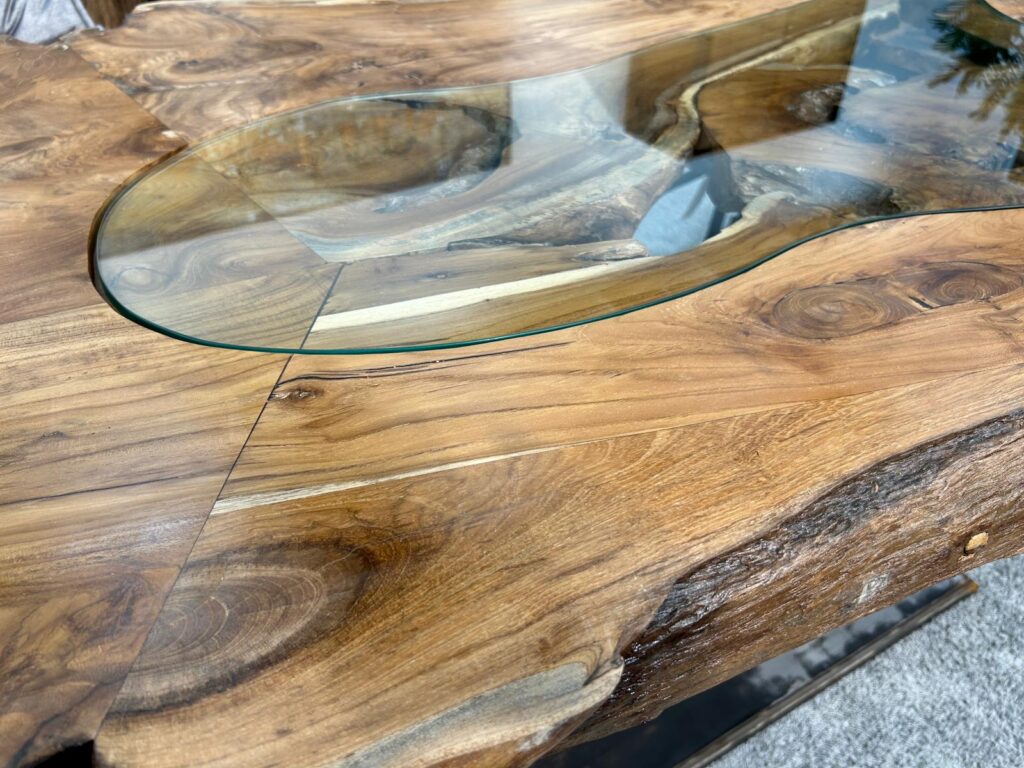 Massivholztisch aus recyceltem Holz Expression