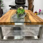 Nachhaltiger Massivholztisch aus Altholz Elements