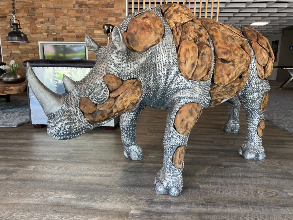 Außergewöhnliche Möbel aus Massivholz Außergewöhnliche Möbel Dekoration Skulptur Nashorn