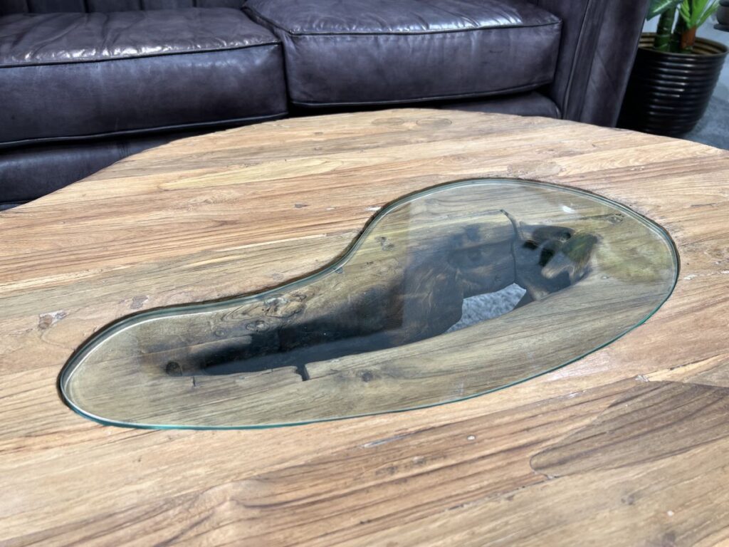 Moderner Couchtisch aus Massivholz Moderner Couchtisch mit Glaseinlage