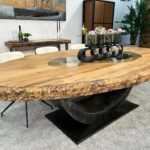 Nachhaltiger Massivholztisch aus recyceltem Teakholz