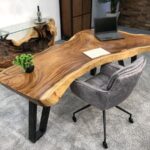 Schreibtisch aus einer Baumscheibe Suar