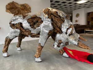 Skulptur Stier aus recyceltem Holz