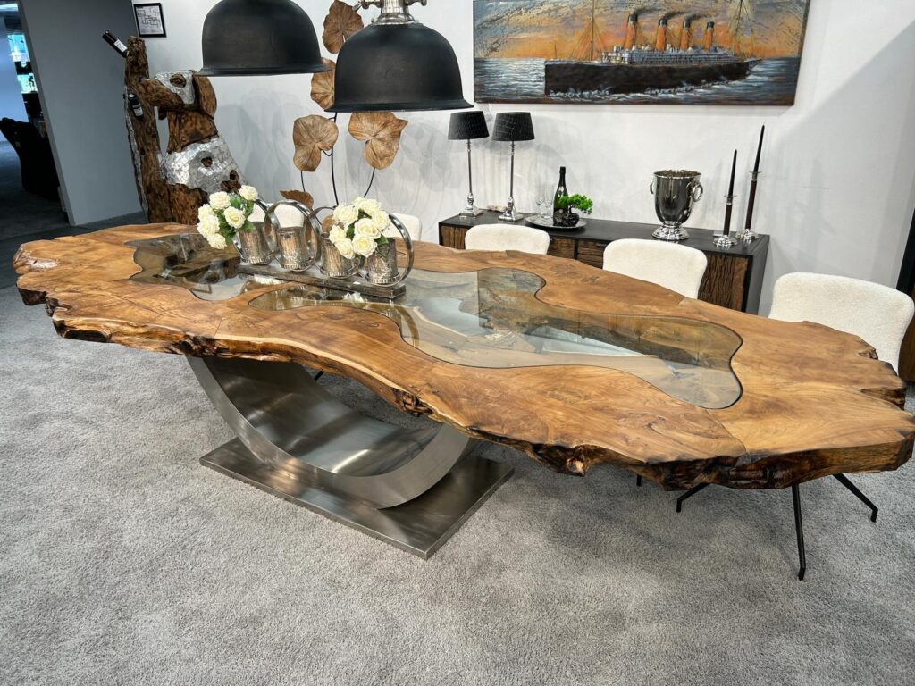 Außergewöhnlicher Holztisch aus Baumscheiben "Expression" Außergewöhnlicher Holztisch im Naturdesign Expression