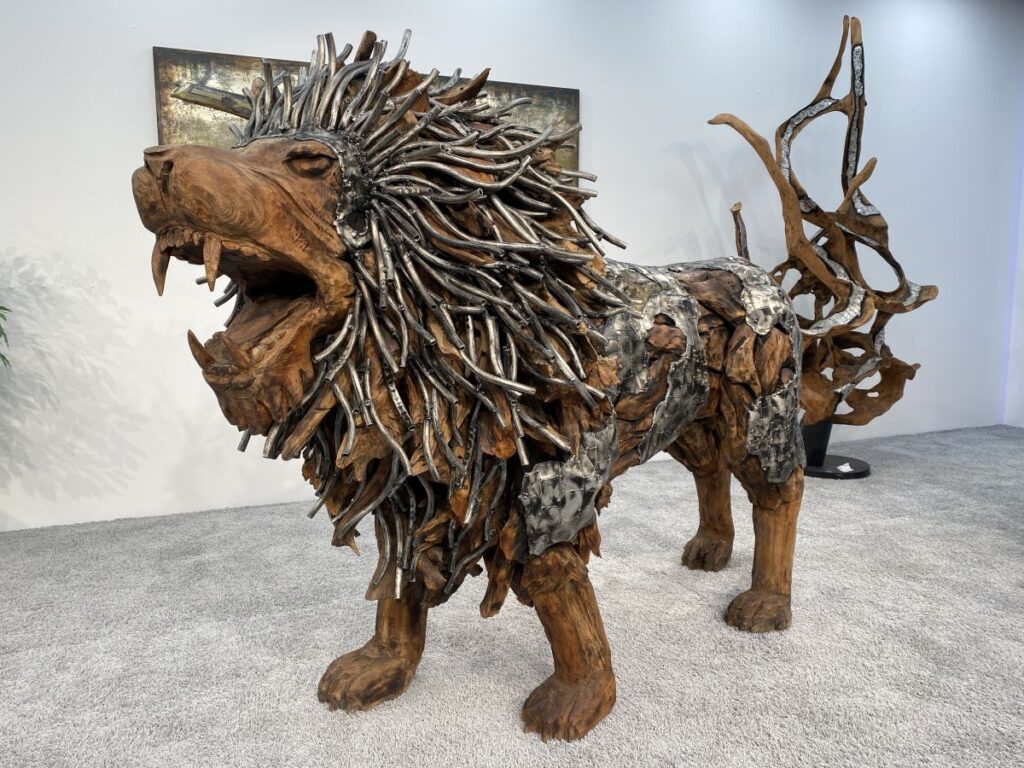Einzigartige Holzmöbel von "Der Tischonkel" Holzskulptur Löwe aus recyceltem Holz