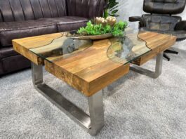 Eckiger Wohnzimmertisch aus Massivholz Eckiger Wohnzimmertisch aus recyceltem Massivholz