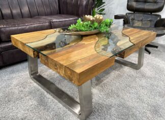 Eckiger Wohnzimmertisch aus Massivholz Eckiger Wohnzimmertisch aus recyceltem Massivholz