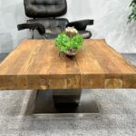 Massivholz-Couchtisch aus recyceltem Holz