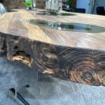 Massivholz-Esszimmertisch mit Baumkante Fusion