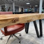 Schreibtisch aus massiver Baumscheibe