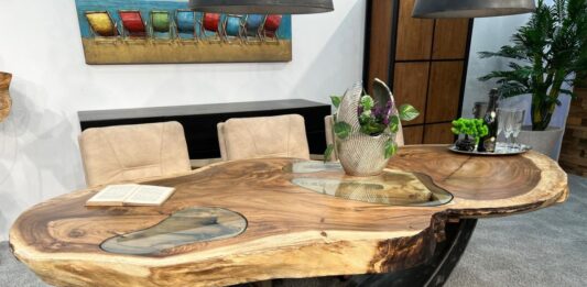 Unieke eettafel van hout Unieke eettafel van gerecycled hout