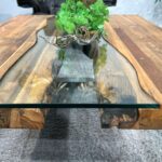 Einmaliger Designtisch mit Glaseinlage Old Elements