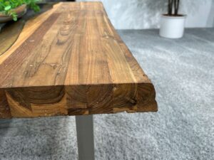 Massivholztisch aus recyceltem Altholz