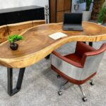 Trendige Möbel Schreibtisch aus einer Baumscheibe