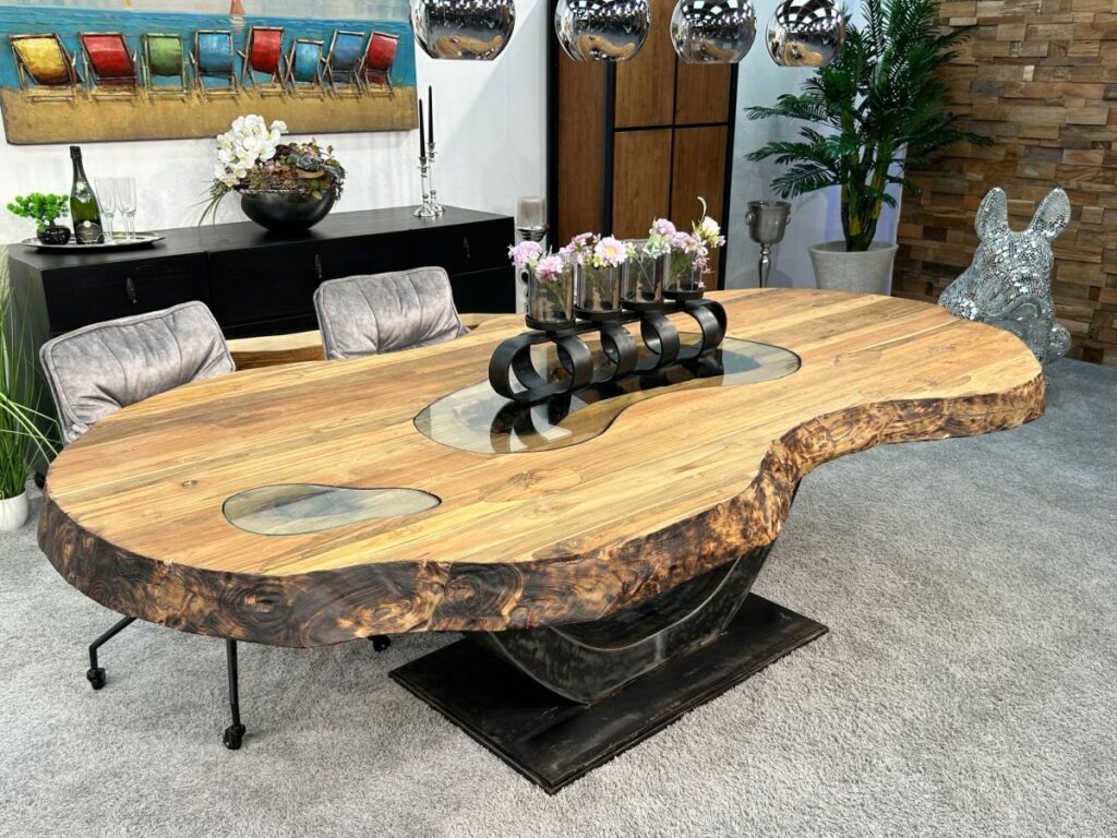 Esszimmertisch aus recyceltem Holz
