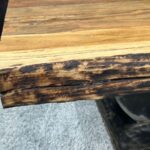 Einmaliger Tisch aus recyceltem Holz