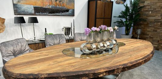 The right dining table Oval dining table made of teak Sky Island