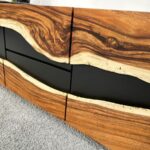 Sideboard aus Altholz und Baumscheiben