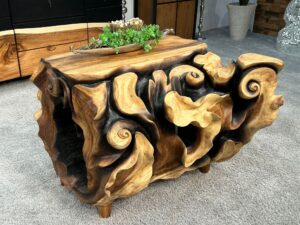 Sideboards aus Massivholz Geschnitzter Baumstamm