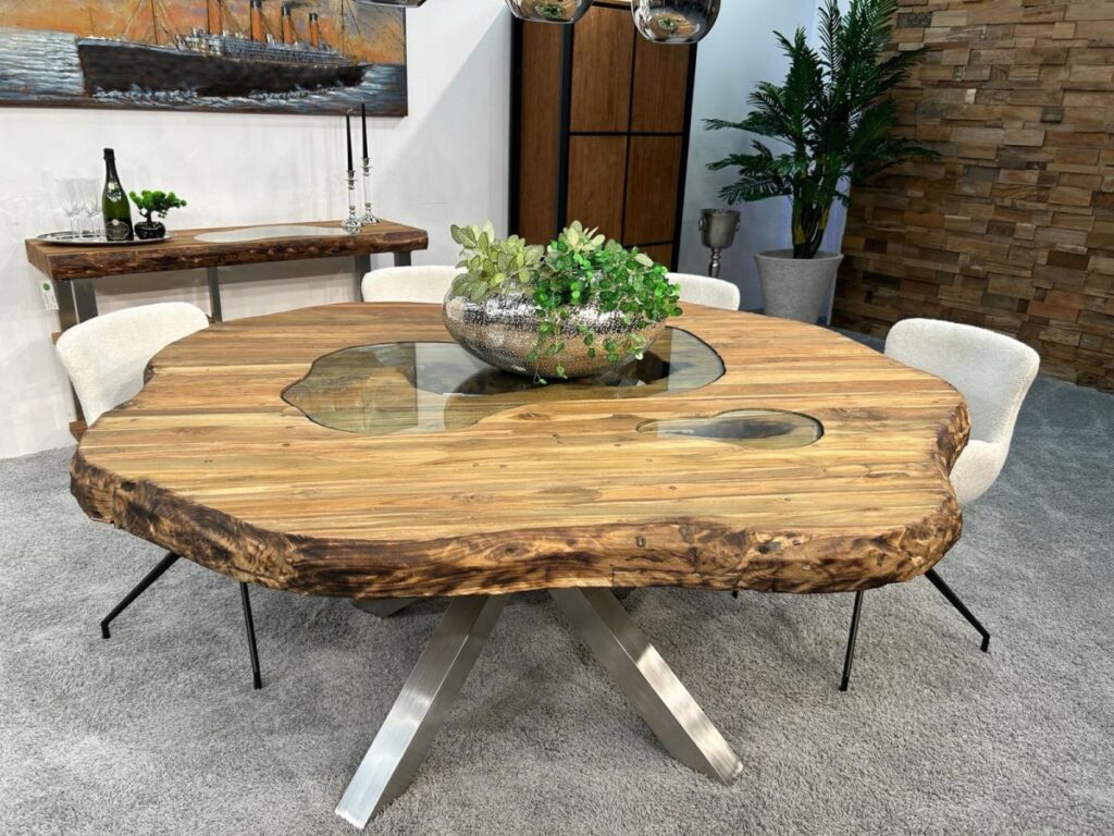 Runder Esstisch aus einem Baumstamm Runder Esstisch mit spektakulärem Design aus Holz