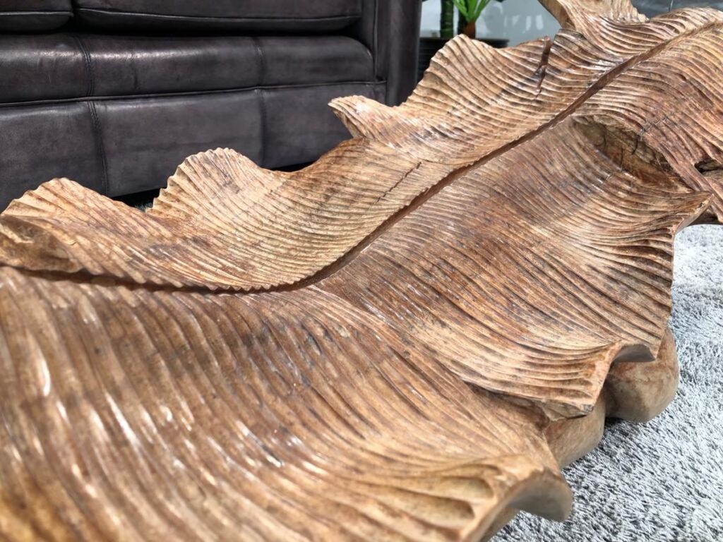 Massiver Couchtisch aus einem Baumstamm