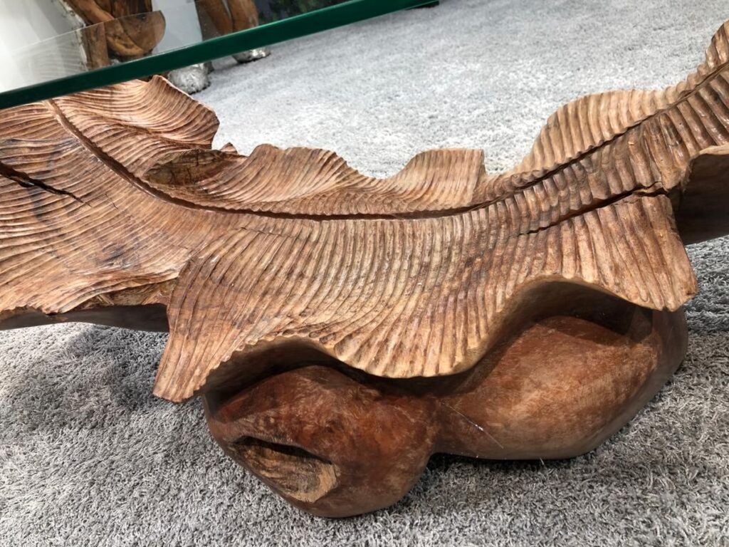 Stilvoller Couchtisch aus einem Baumstamm
